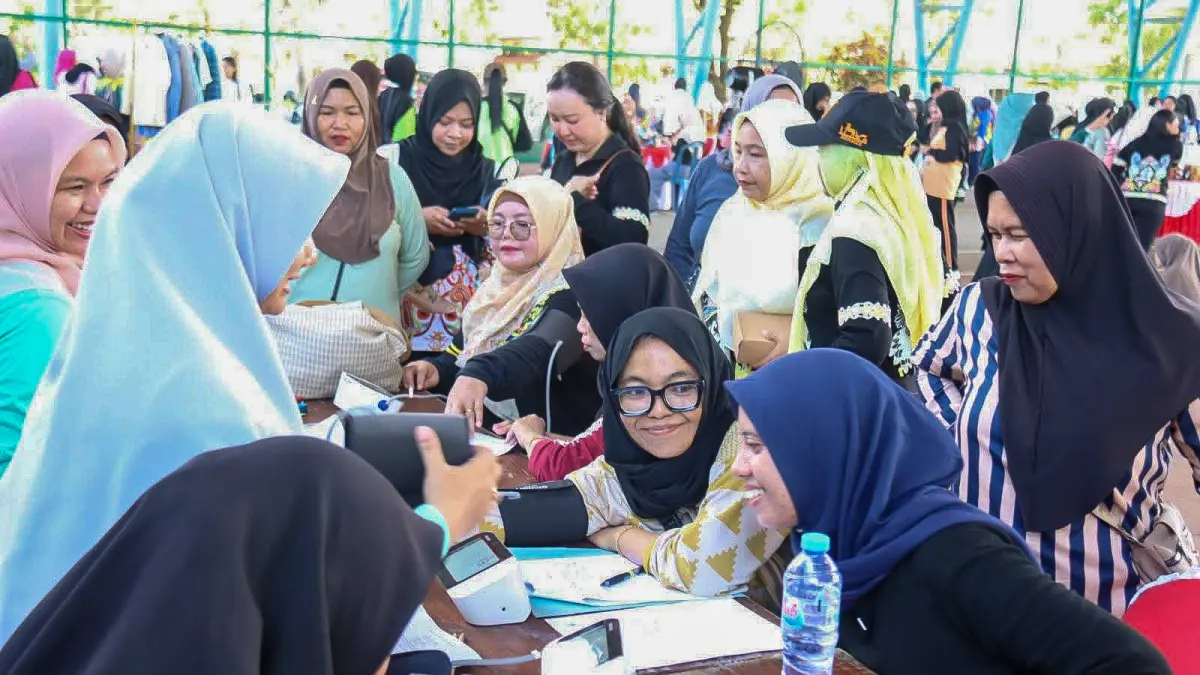 Dharma Wanita Persatuan (DWP) Kabupaten Seruyan menggelar bazar, senam bersama, pemeriksaan kesehatan gratis, Minggu (24/5). (RIFANI/RADAR SAMPIT)&nbsp; 