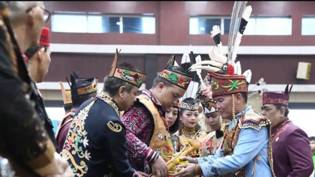 Ketua Umum DAD Provinsi Kalimantan Tengah Agustiar Sabran melantik Rizky Aditya Putra sebagai Ketua Dewan Adat Dayak (DAD) Kabupaten Lamandau di Aula Jayang Tingang Lantai II Kantor Gubernur Kalimantan Tengah, Jumat (22/5).