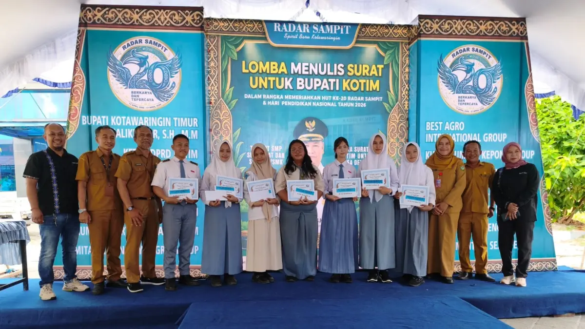 Para juara lomba menulis untuk tingkat SMA/SMK/MA sederajat berfoto bersamapara guru, diantaranya Kepala Sekolah SMAN 1 Sampit dan Kepsek SMAN 2 Sampit, serta Direktur Radar Sampit dan ketua panitia.(rado/radarsampit)
