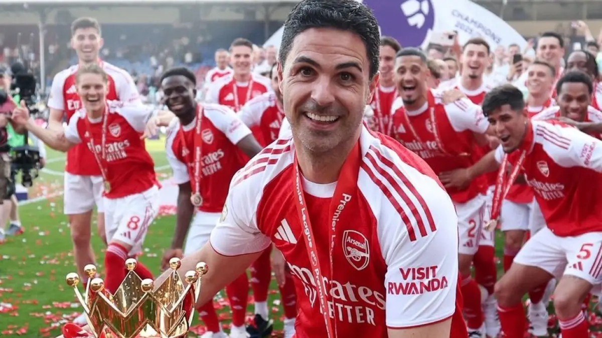 Pelatih Arsenal Mikel Arteta, saat mengangkat trofi Liga Inggris 2025/2026.(int)
