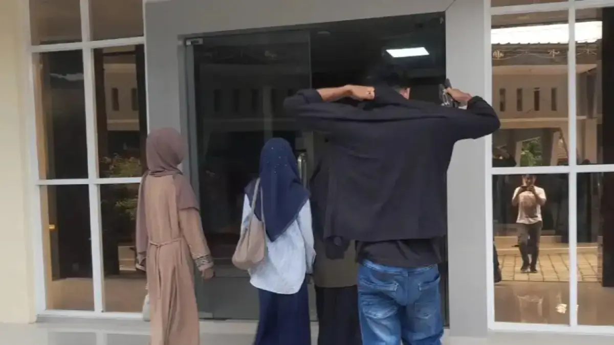 Perwakilan ormas Yakuza Maneges Ngawi saat mendampingi para korban dugaan kekerasan seksual oleh oknum pengasuh ponpes di Walikukun. (Asep Syaeful Bachri/Jawa Pos Radar Ngawi)