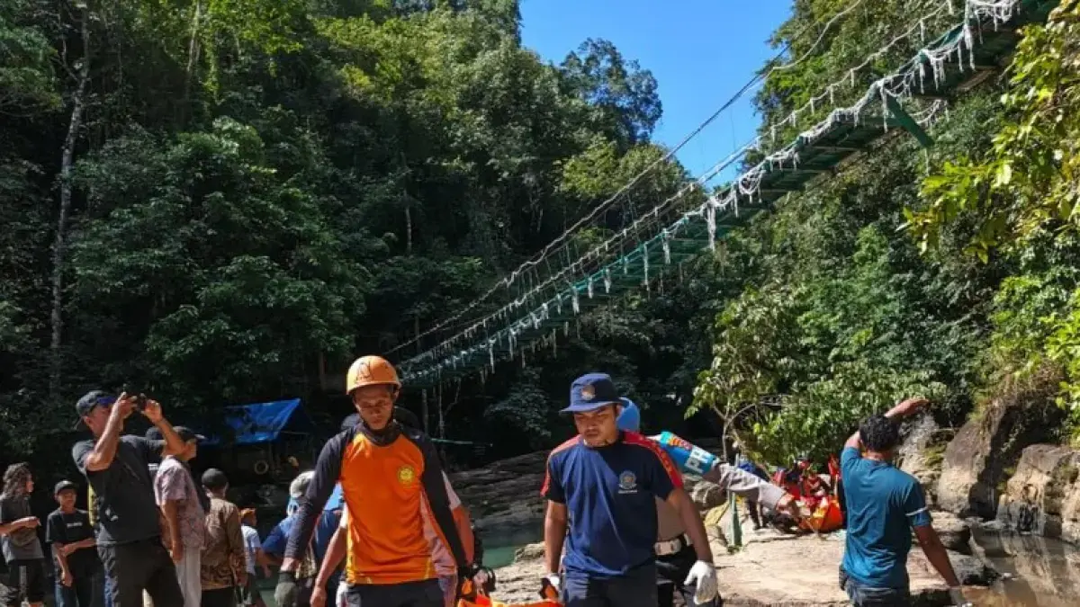 Proses evakuasi dua wisatawan mancanegara (wisman) asal Austria tewas mengenaskan setelah jembatan gantung di objek wisata Air Terjun Cunca Wulang ambruk pada Minggu (24/5) siang. (Instagram pos_sar_labuan_bajo)