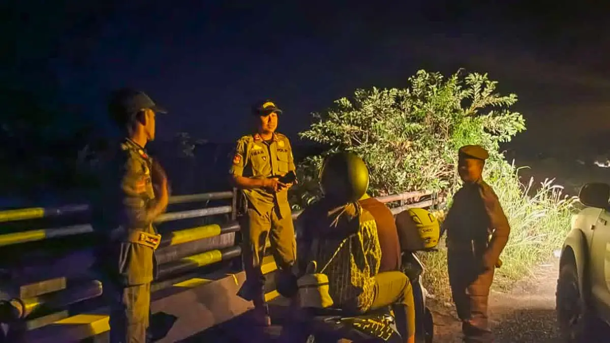 Satpol PP Seruyan menegur sejumlah remaja yang berpacaran di Kecamatan Seruyan Hilir, Sabtu (23/5) malam. &nbsp;(RIFANI/RADAR SAMPIT)&nbsp;