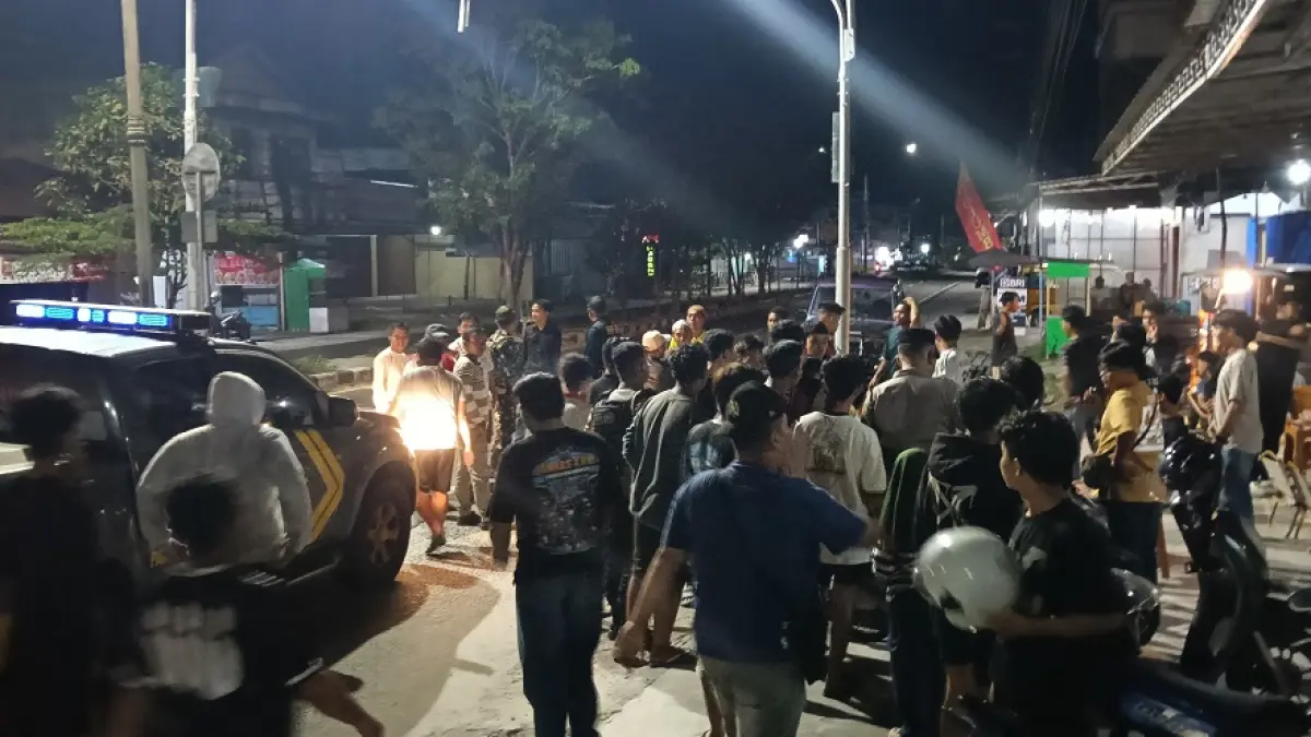 Suasana keributan saat warga menangkap pelaku balapan liar, Minggu (23/5)  pukul 00.30 WIB. (TYO/RADAR SAMPIT) 