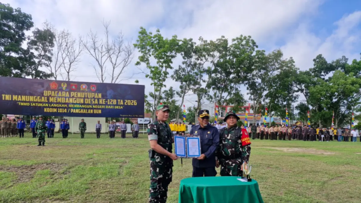 Wakil Bupati Kotawaringin Barat saat penutupan TMMD dan menerima serah terima hasil pekerjaan bersama Danrem didampingi Dandim 1014 Pangkalan Bun. (foto: desy)