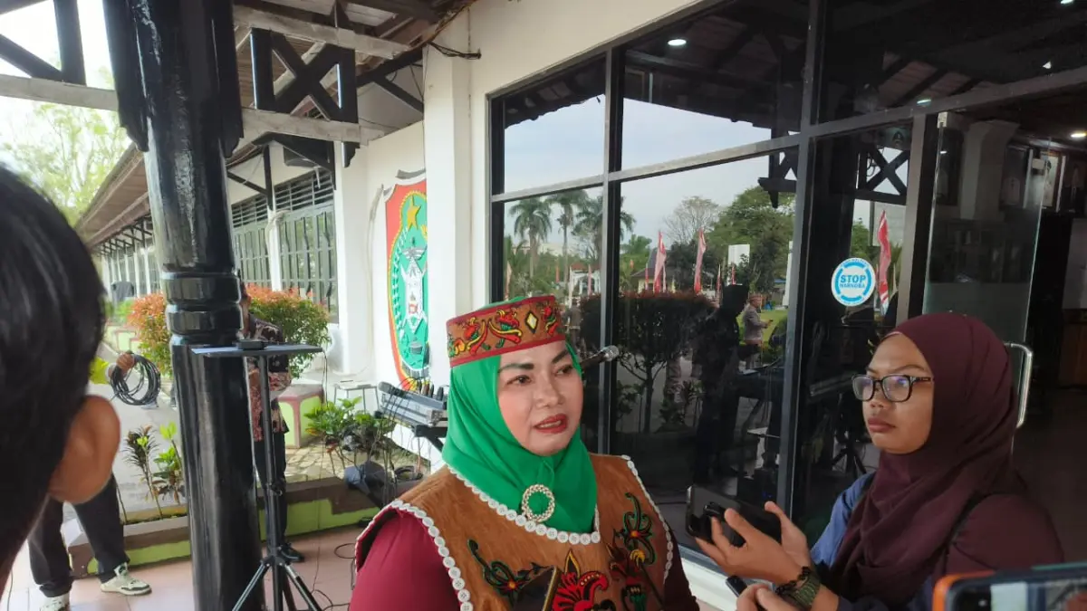 Wakil Bupati Kotim, Irawati, berharap pemerintah provinsi membantu menyampaikan persoalan harga sawit ke pemerintah pusat agar tidak terus turun.  (Akbar/Radar Sampit)