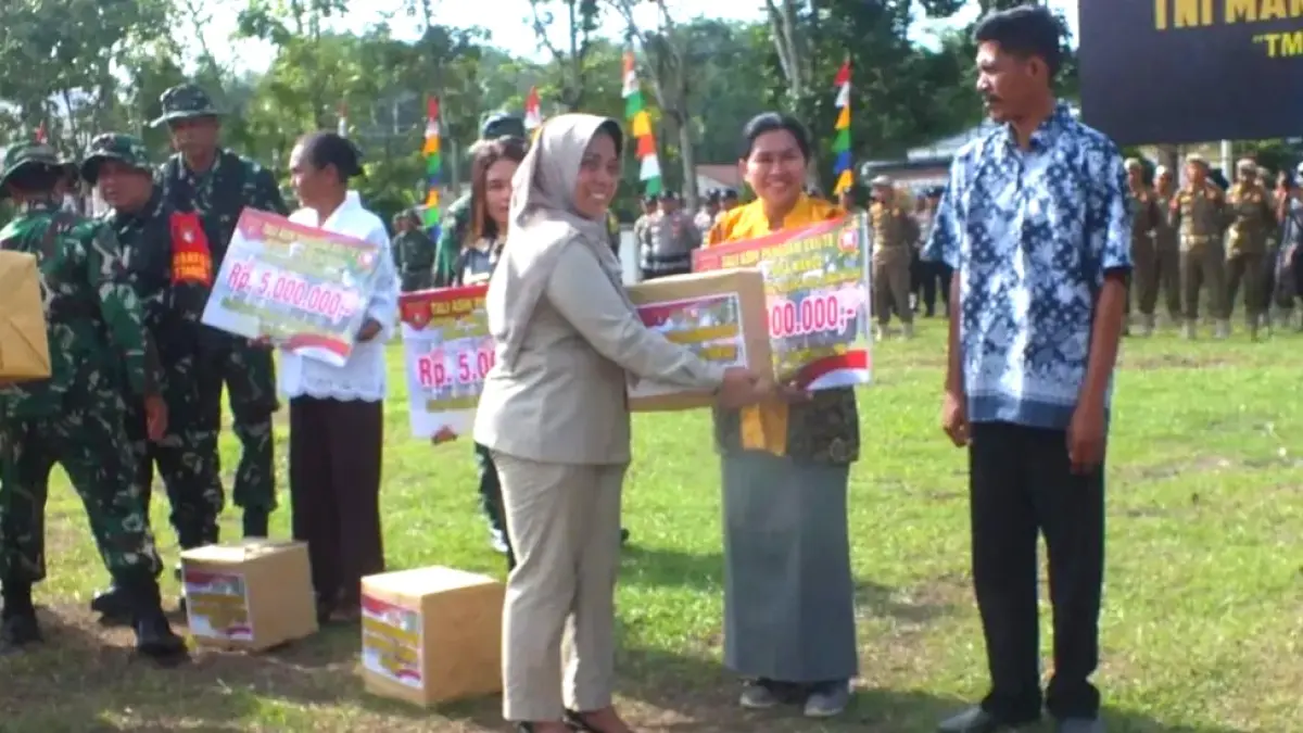 Wakil Ketua II DPRD Kobar Sri Lestari menyerahkan tali asih pada acara penutupan TMMD di Pangkalan Banteng. (ist)&nbsp;