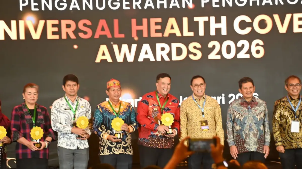 Bupati Lamandau Rizky Aditya Putra saat menerima penghargaan Universal Health Coverage (UHC)&nbsp;