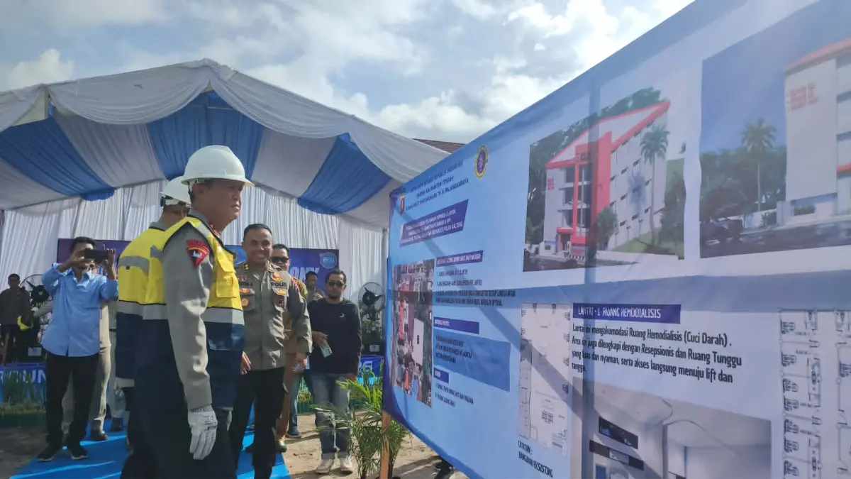 Kapolda Kalteng Irjen Pol Iwan Kurniawan didampingi Wakapolda Brigjen Pol Drs.Yosi Muhamartha, para pejabat utama Polda, serta perwakilan instansi mengawali pembangunan Gedung Pelayanan Terpadu Rumah Sakit Bhayangkara, Senin (25/5).(Dodi/radarsampit)