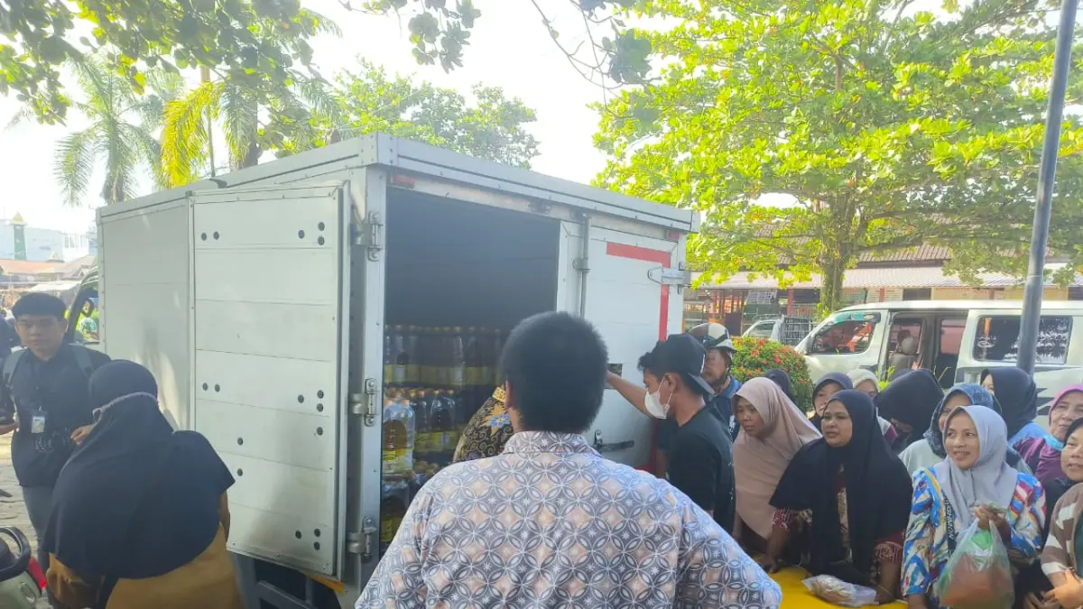 Penjualan Minyakkita dalam operasi pasar Gerakan Pasar Murah (GPM) di Taman Kota Sampit, belum lama ini.  (Akbar/Radar Sampit)