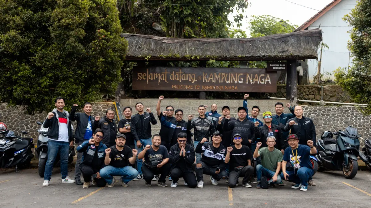 Peserta touring saat menyinggahi destinasi pertama di Jawa Barat, yakni Kampung Naga di Tasikmalaya. (istimewa/Yamaha)