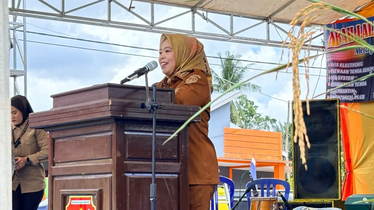 SEDEKAH BUMI: Bupati Kobar saat sambutan pada acara sedekah Bumi dan HUT ke-43 Transmigrasi Desa Berambai Makmur. (prokom/radar sampit)