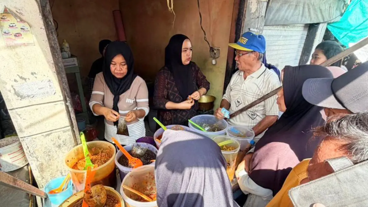 Warga ramai memadati penjual bumbu masakah yang sudah jadi menjelang Hari Raya Iduladha di Sampit, Kabupaten Kotawaringin Timur (Kotim), Selasa (26/5). (Brima/Radar Sampit)
