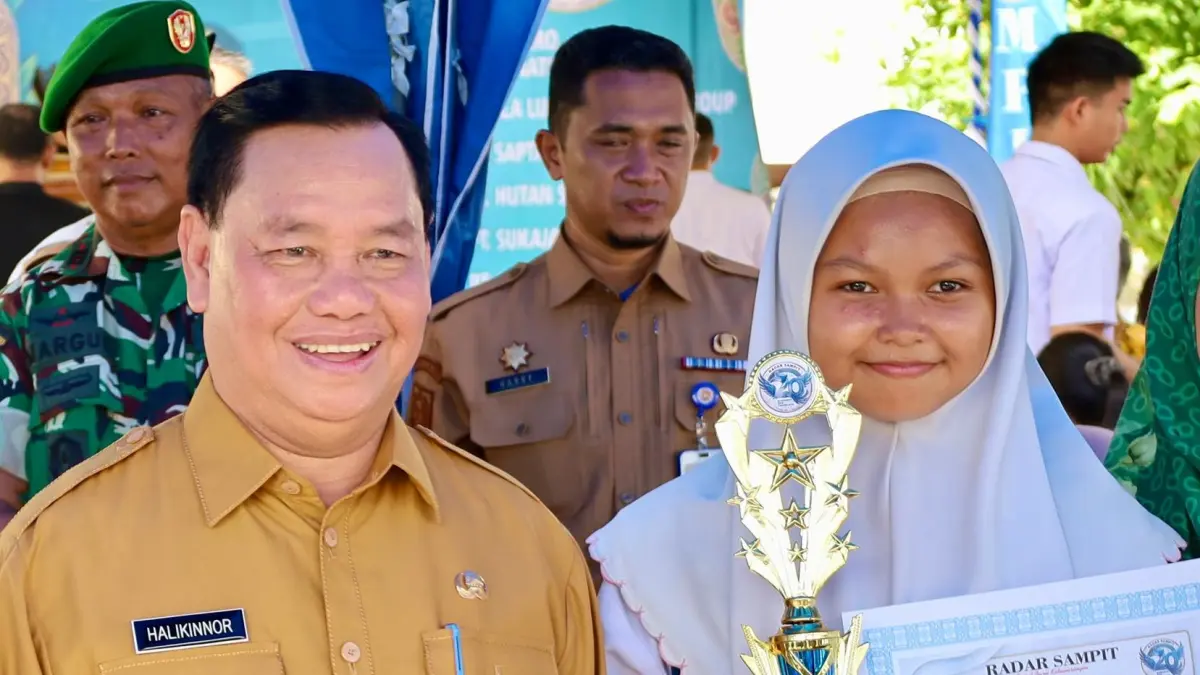 Bupati Kotawaringin Timur H Halikinnor bersama siswa MTsN 1 Kotim Aqifa Ekto Nayla Salsabila di halaman kantor Radar Sampit. 