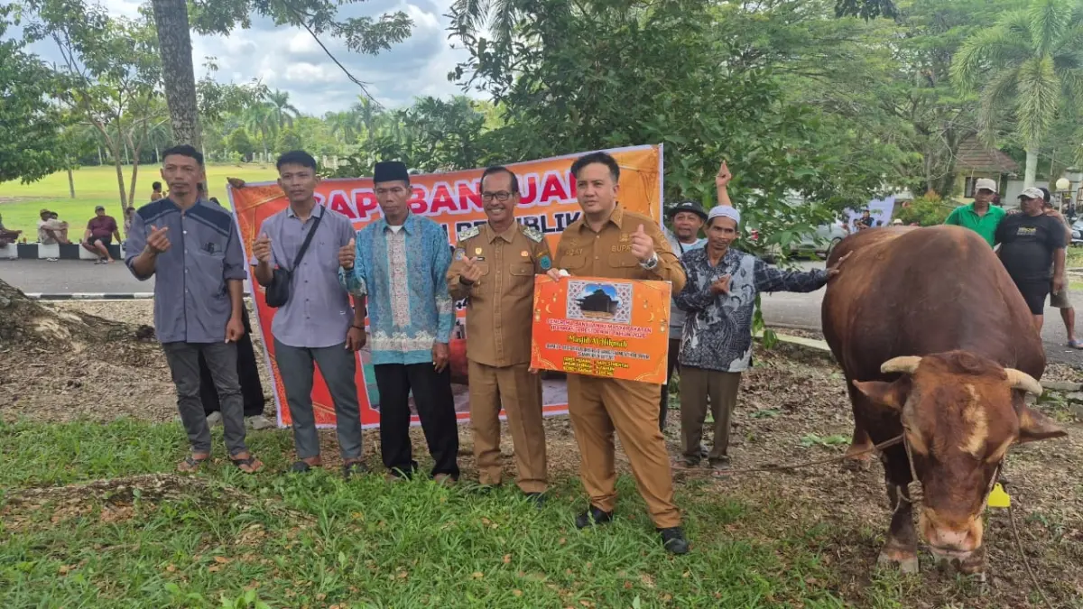 Bupati Lamandau Rizky Aditya Putra menyalurkan 124 hewan kurban di halaman Kantor Bupati Lamandau, Selasa (26/5).&nbsp; (RIA/RADAR SAMPIT)&nbsp;