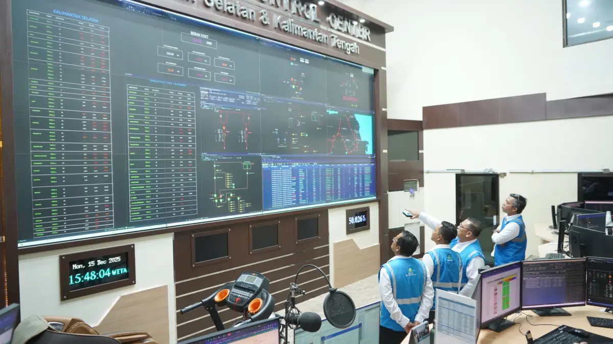 GM PLN UID Kalselteng Iwan Soelistijono melakukan pengecekan di Distribution Control Center untuk memantau sistem kelistrikan di seluruh Kalselteng.