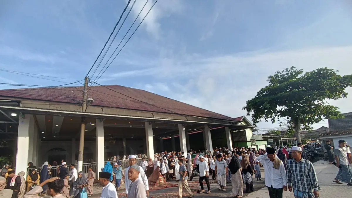 Jemaah membubarkan diri usai pelaksananaan Salat Iduladha, di Masjid Jami Noor Agung Sampit, Rabu (27/5/2026). (Usay Nor Rahmad/Radar Sampit)&nbsp;