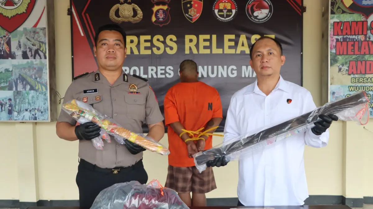 Kasat Reskrim AKP Agung Wijaya Kusuma didampingi Kasi Humas Polres Ipda Abner, ketika menunjukkan barang bukti yang digunakan pelaku AD, Selasa (26/5).(istimewa/Humas Polres Gumas)