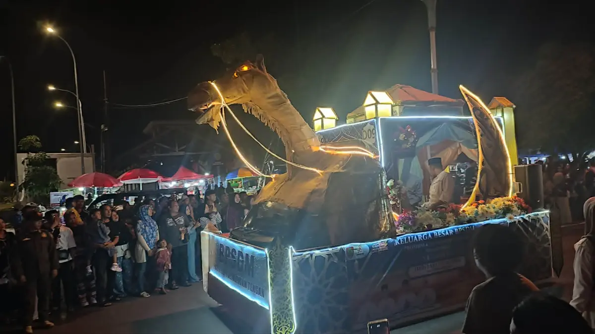 Kendaraan hias nuasan Unta, saat malam takbiran Iduladha di Palangka Raya. (dodi/radarsampit)