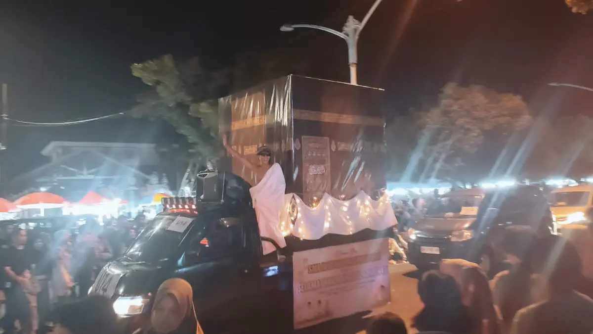 Kendaraan para peserta takbiran Iduladha keliling Kota Palangka Raya, yang digelar Pemprov Kalteng, Selasa (25/5/2026) malam.(dodi/radarsampit)