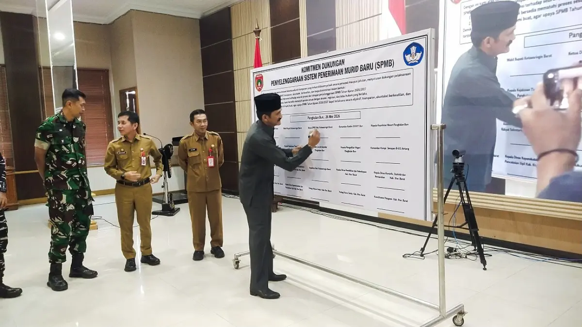 Ketua DPRD Kotawaringin Barat menyatakan dukungan melalui penandatanganan komitmen penguatan SPMB 2026 di aula Sangga Banua Kantor Bupati. &nbsp;(SYAMSUDIN/RADAR SAMPIT)&nbsp;