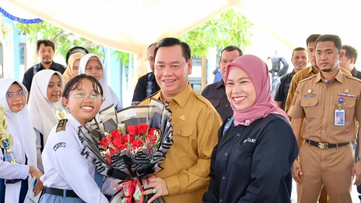 MENULIS SURAT UNTUK BUPATI: Juara lomba menulis untuk tingkat SMA/SMK/MA sederajat berfoto bersama Bupati Kotim Halikinnor dan Direktur Radar Sampit. FOTO: RADO/RADAR SAMPIT