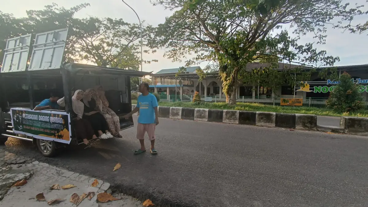 Pembagian daging kurban oleh Panitia Kurban Masjid Jami Noor Agung Sampit, menggunakan pikap berkeliling kampung sembari bertakbiran. (Usay Nor Rahmad/Radar Sampit)&nbsp;