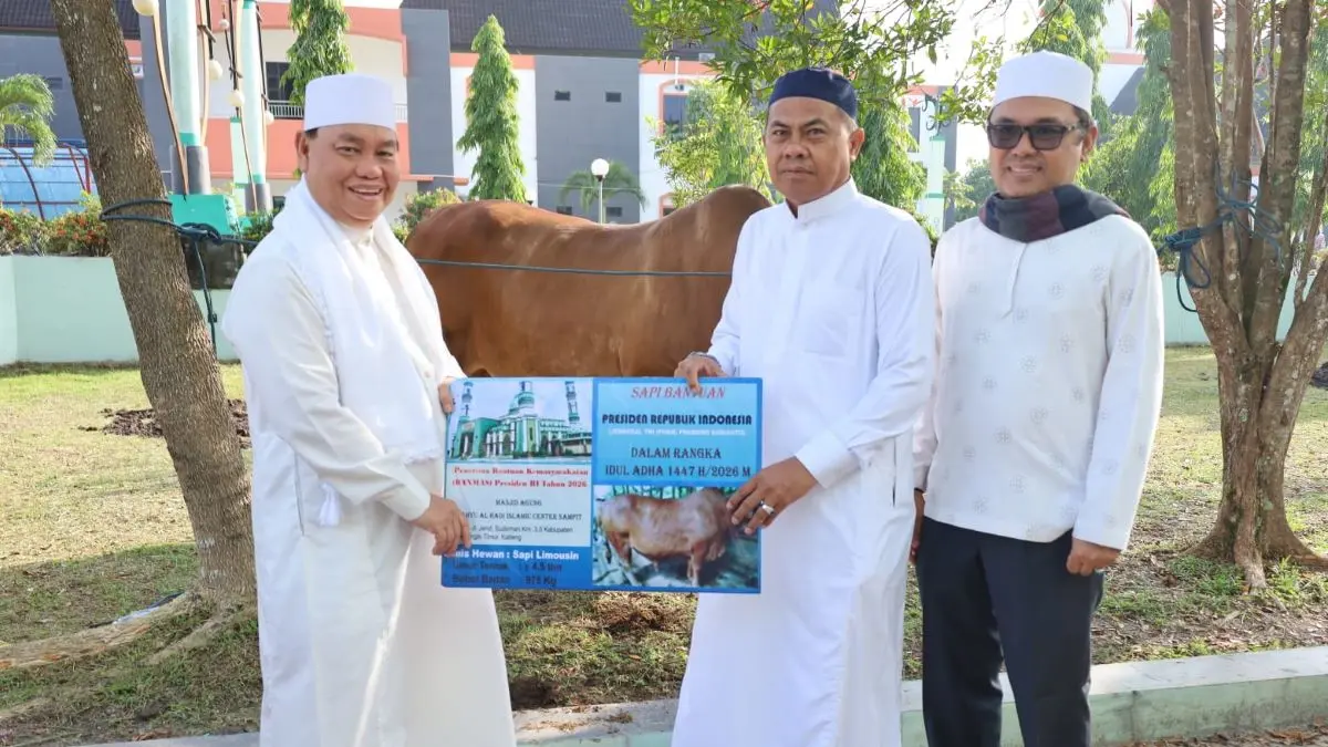 PENYALURAN: Bupati Kotim Halikinnor secara simbolis menyerahkan bantuan kemasyarakatan berupa sapi kurban dari Presiden RI yang diterima langsung oleh Ketua Pengelola Masjid Agung Wahyu Al-Hadi Islamic Center, Rabu (27/5/2026). FOTO: IST/RADAR SAMPIT