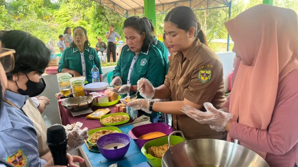 Suasana demo masak diversifikasi hasil perikanan yang diikuti kader PKK dan ibu rumah tangga, di Desa Karya Bakti, Kecamatan Rungan, Selasa (26/5).(istimewa/DPKP Gumas)