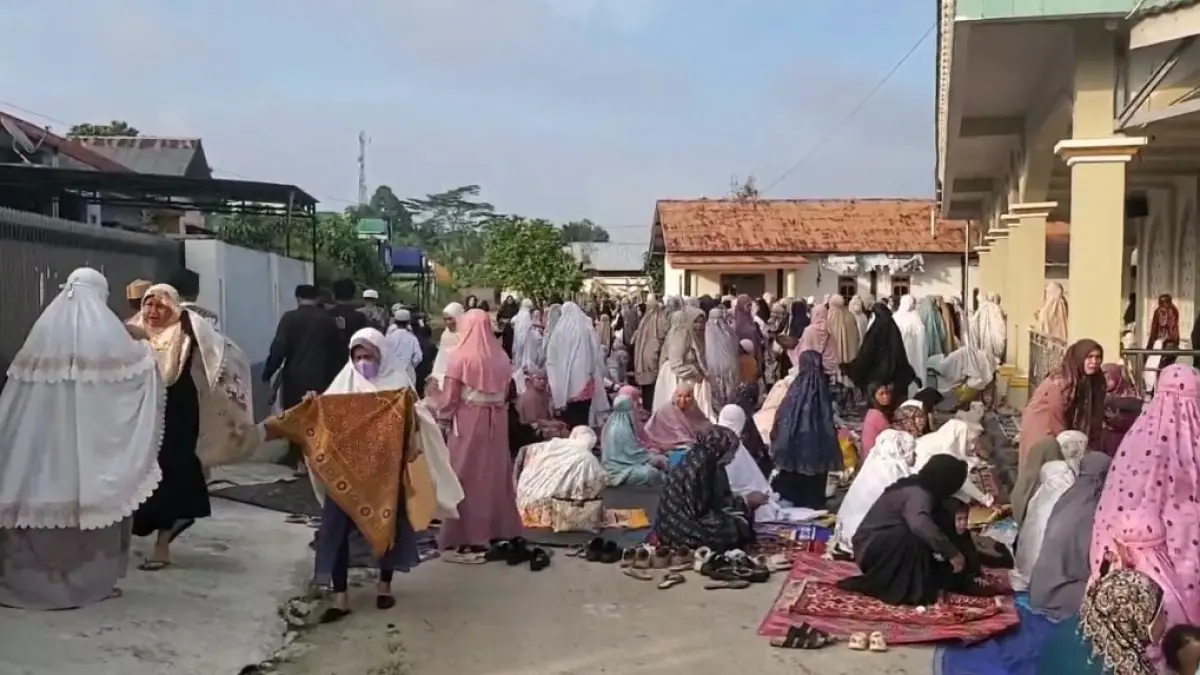 Suasana kepanikan jemaah Salat Iduladha di Masjid Nurul Alif, Jalan H Imran Sampit, sesaat setelah seekor sapi kurban lepas, Rabu pagi (27/5 /2026). (Warga/Radar Sampit)&nbsp;