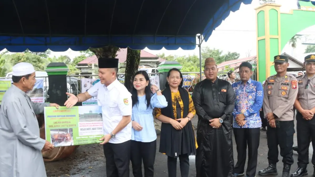 Suasana penyerahan hewan kurban kepada pengurus masjid Darul Aman Tewah, Kecamatan Tewah, Rabu (27/5).(IST/Diskominfo Santik Gumas)