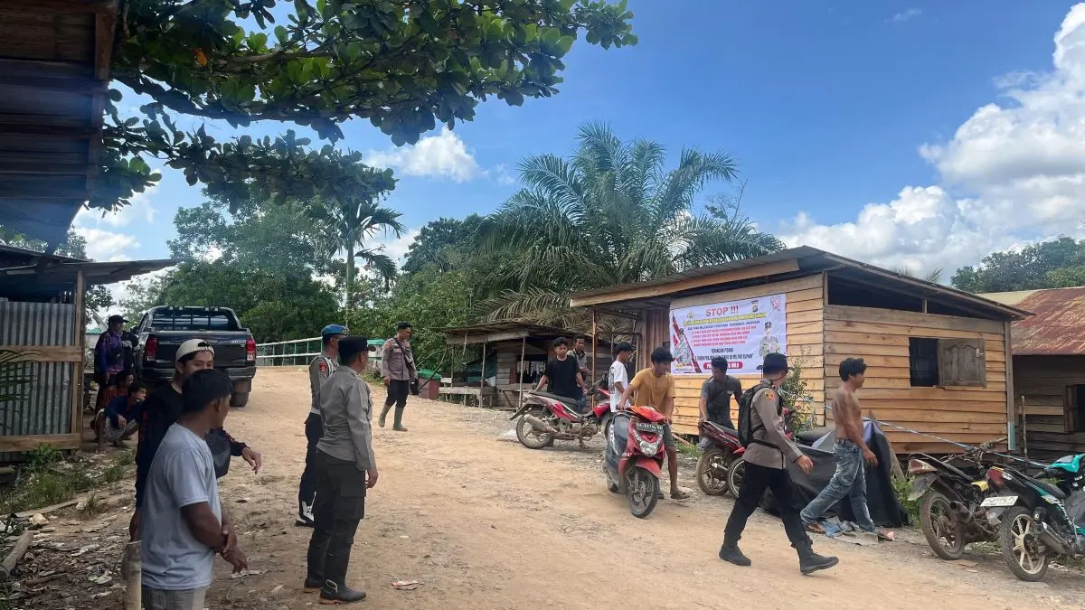 TAMBANG ILEGAL : Kepolisian saat menertibkan tambang emas ilegal di Kecamatan Mentaya Hulu, Kotim, belum lama tadi. FOTO: IST/RADAR SAMPIT