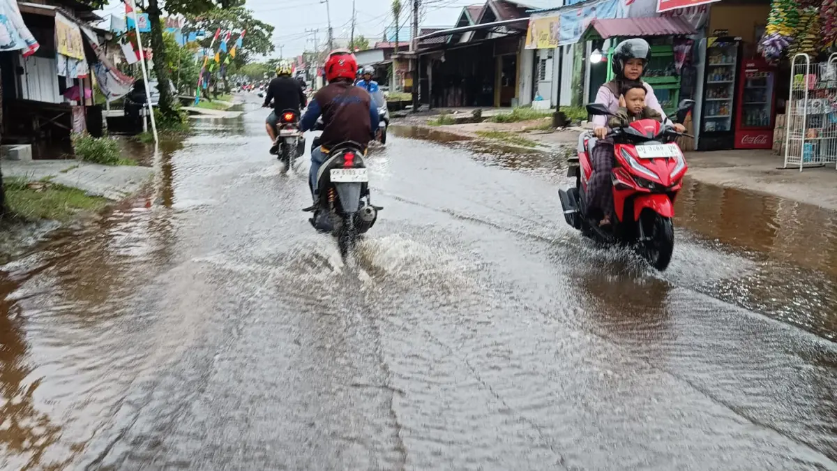 BANJIR: Genangan banjir di sejumlah lokasi di Kota Sampit, Kabupaten Kotawaringin Timur beberapa waktu lalu. (Usay/Radar Sampit)