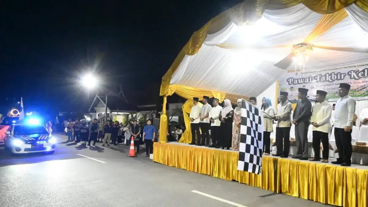 Bupati Kotawaringin Barat Hj Nurhidayah melepas pawai takbir keliling di Pangkalan Bun. (SYAMSUDIN/RADAR SAMPIT)&nbsp;