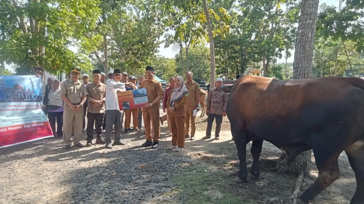Bupati Sukamara Masduki saat menyerahkan bantuan hewan kurban kepada panitia. (FAUZIANNUR/RADAR SAMPIT)