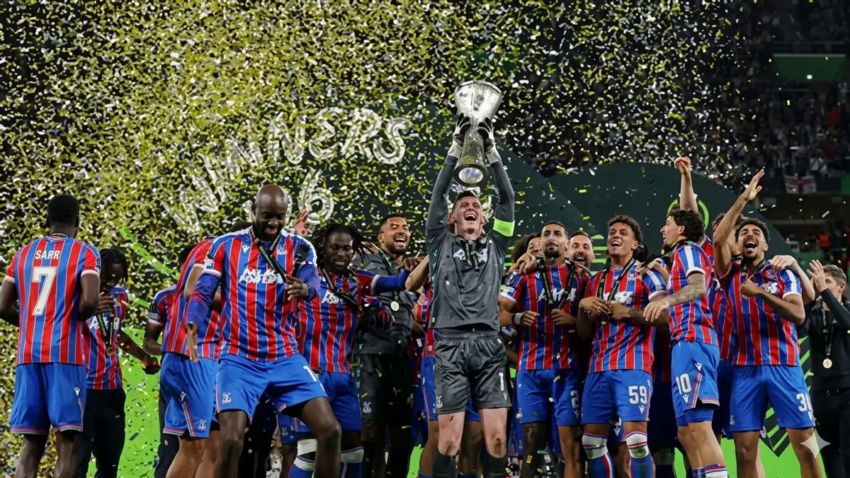 Crystal Palace menjuarai Liga Conference Eropa 2025/2026 setelah menundukkan klub Spanyol, Rayo Vallecano, dengan skor tipis 1-0 pada partai final di Leipzig Arena, Kamis (28/5). (X/Conf_League)