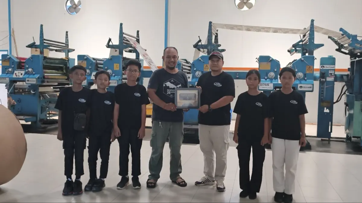 Kepala SDN 1 Kalang, Ramba Priadinata saat mendampingi anak didikan berkunjung ke Radar Sampit, Kamis (28/5/2026)