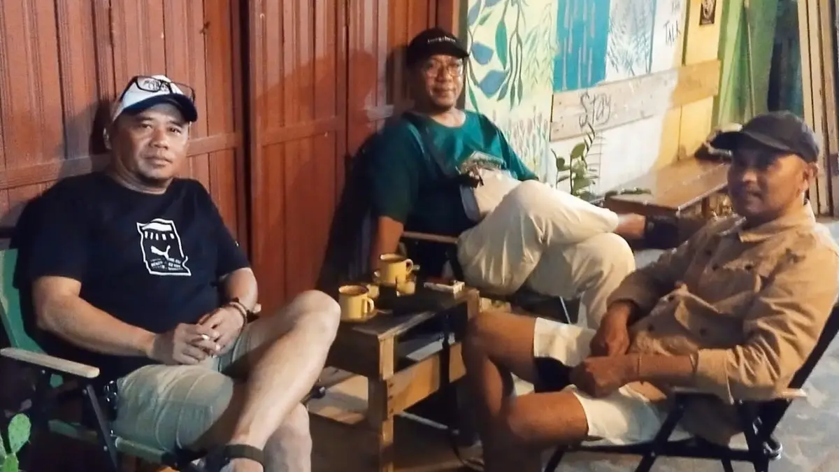 Pengunjung Kedai Kopi Titik Kumpul Beban Keluarga di lorong Pasar Indra Kencana, Kelurahan Raja Kecamatan Arsel, Kabupaten Kobar, belum lama ini. (ISTIMEWA/RADAR SAMPIT)
