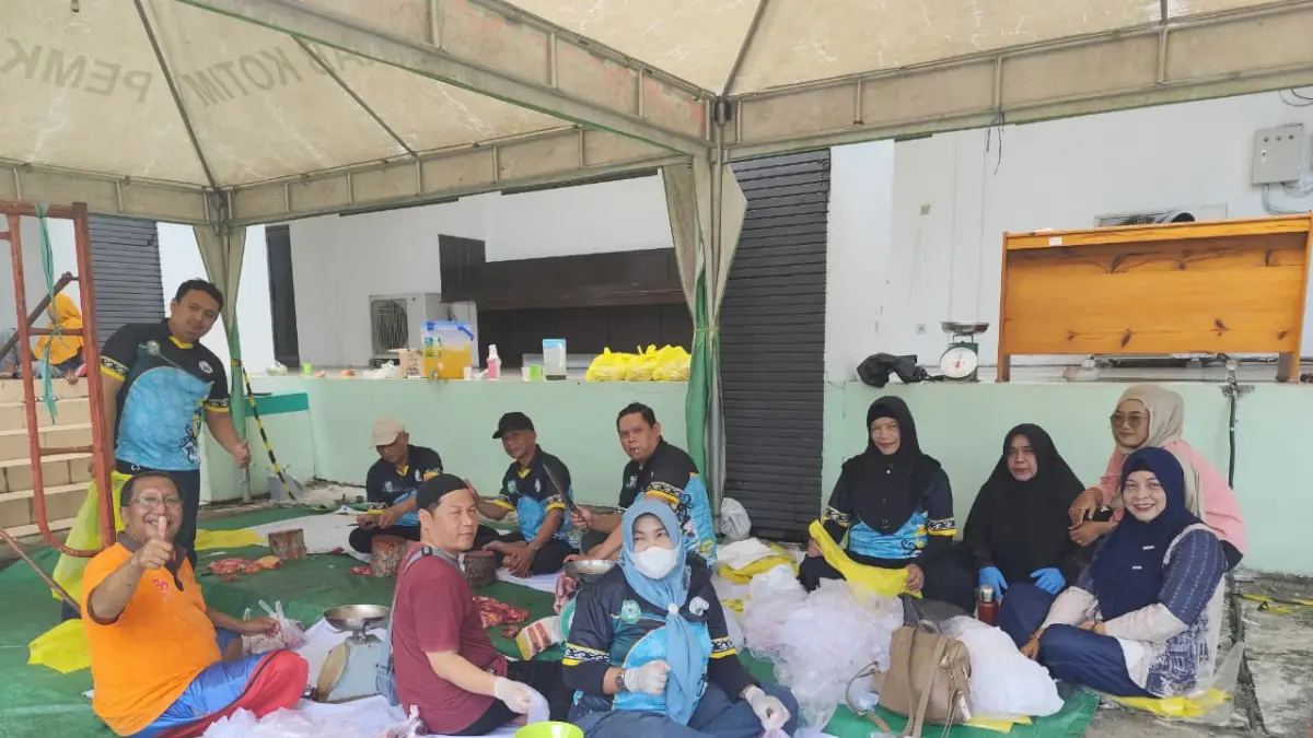 Penyaluran daging kurban kepada masyarakat Sampit dan sekitarnya pada momentum Hari Raya Iduladha 1447 Hijriah/2026 Masehi, Kamis (28/5).  (Akbar/Radar Sampit)