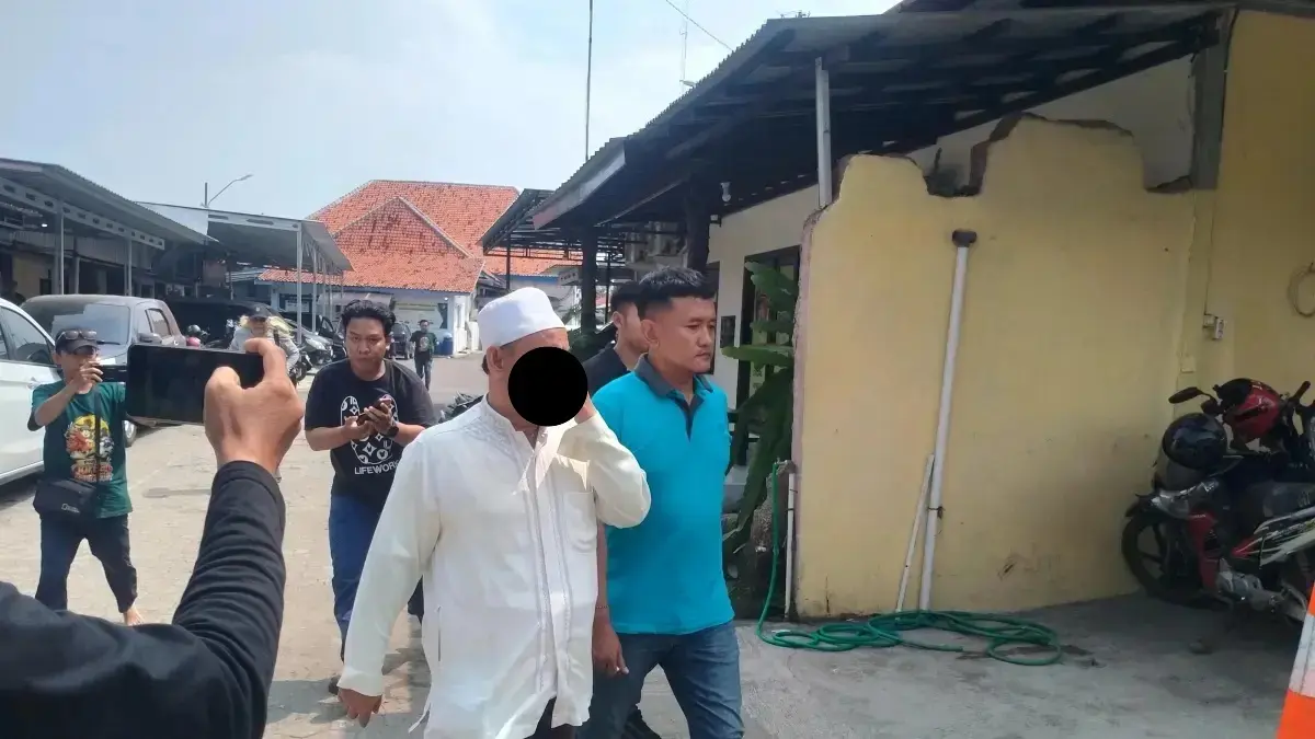 Polres Pekalongan Kota menangkap pria paruh baya berinisial AHF pada Rabu (27/5). Dia diduga melakukan pencabulan terhadap santriwati hingga hamil. (metropekalongan.com)