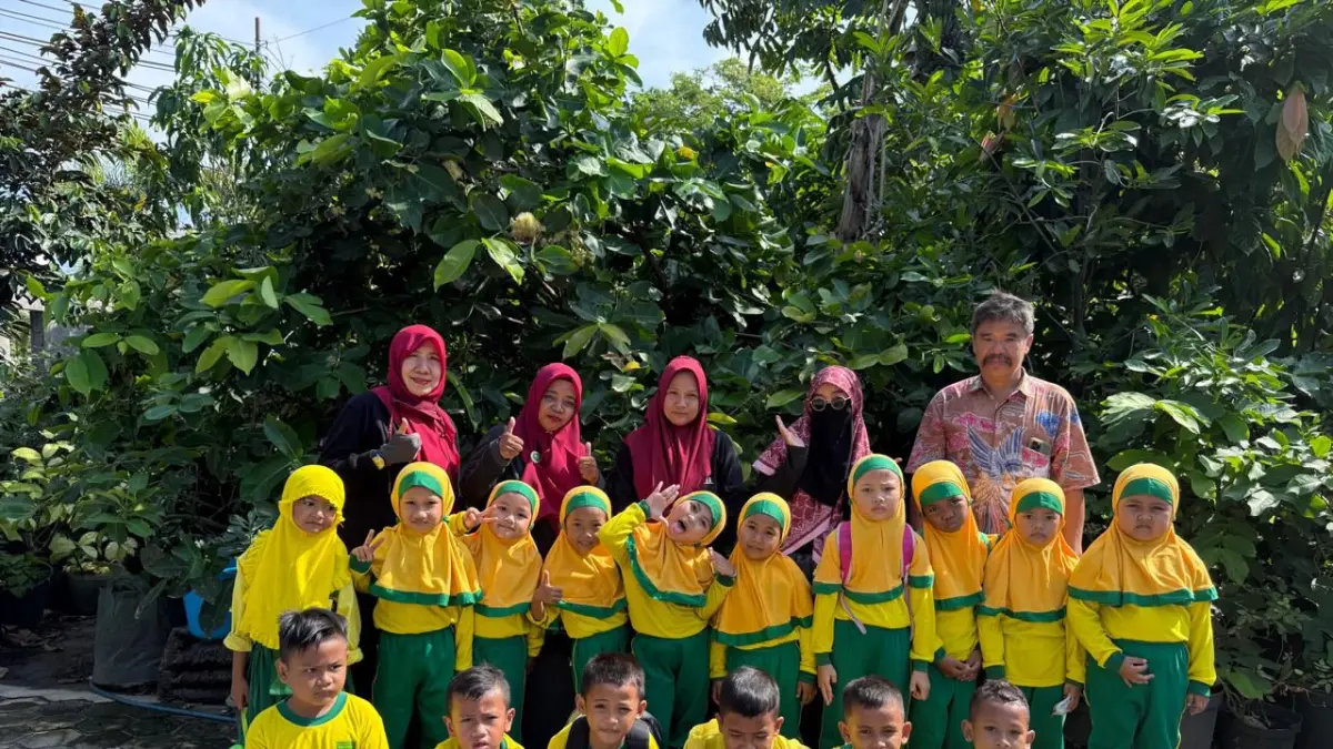 Anak-anak usia dini dari TK Aisyiyah 1 Sampit diajak mengenal dan mencintai lingkungan melalui kegiatan menanam bunga dan pembibitan tanaman menggunakan metode stek daun di halaman rumah Dr Joni yang dipenuhi beragam tanaman buah dan tanaman hias pada Senin (25/5/2026).