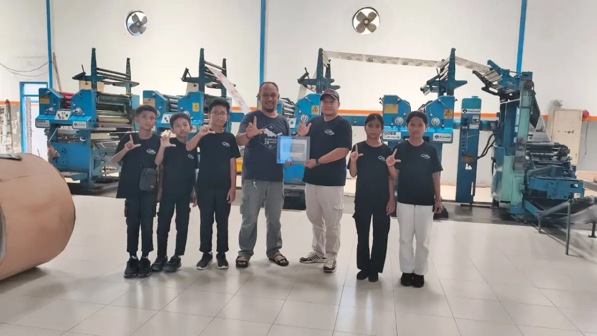 SEMANGAT LITERASI: Murid SDN 1 Kalang, Kecamatan Batu Ampar, Kabupaten Seruyan, Kalimantan Tengah saat mengunjungi Radar Sampit, Kamis (28/5/2026) (Dany/Radar Sampit)