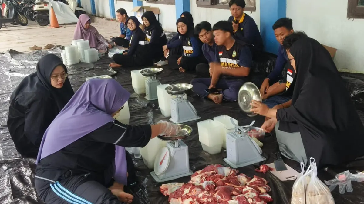 SMAN 1 Sampit menyembelih lima ekor sapi pada momentum Hari Raya Iduladha 1447 Hijriah/2026 Masehi, Kamis (28/5/2026).