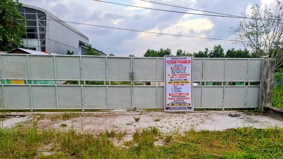 Spanduk pemberitahuan putusan PN yang dipasang pihak Ana dan kawan-kawan, belum lama tadi. (istimewa)