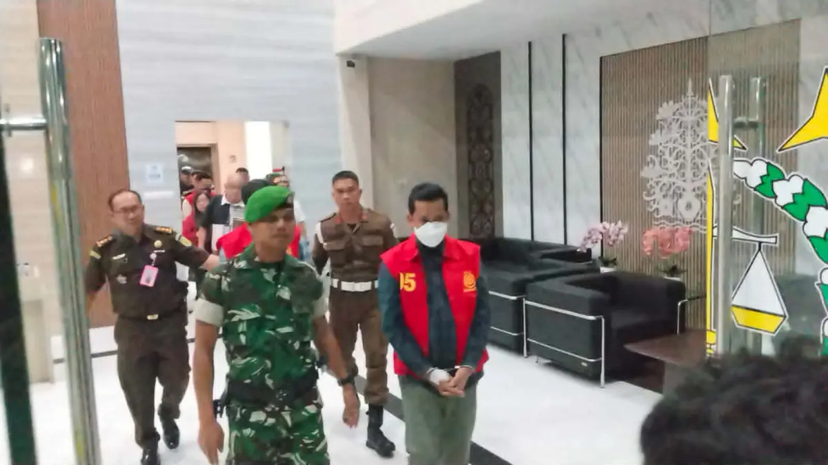 TERSANGKA : Kejaksaan Tinggi Kalimantan Tengah menetapkan lima tersangka dalam dugaan korupsi penjualan zirkon dan mineral turunan lain oleh PT Kirana Bhumi Mineral (KBM) dan sejumlah entitas terkait sepanjang 2020 hingga 2025. (Dodi/Radar Sampit)