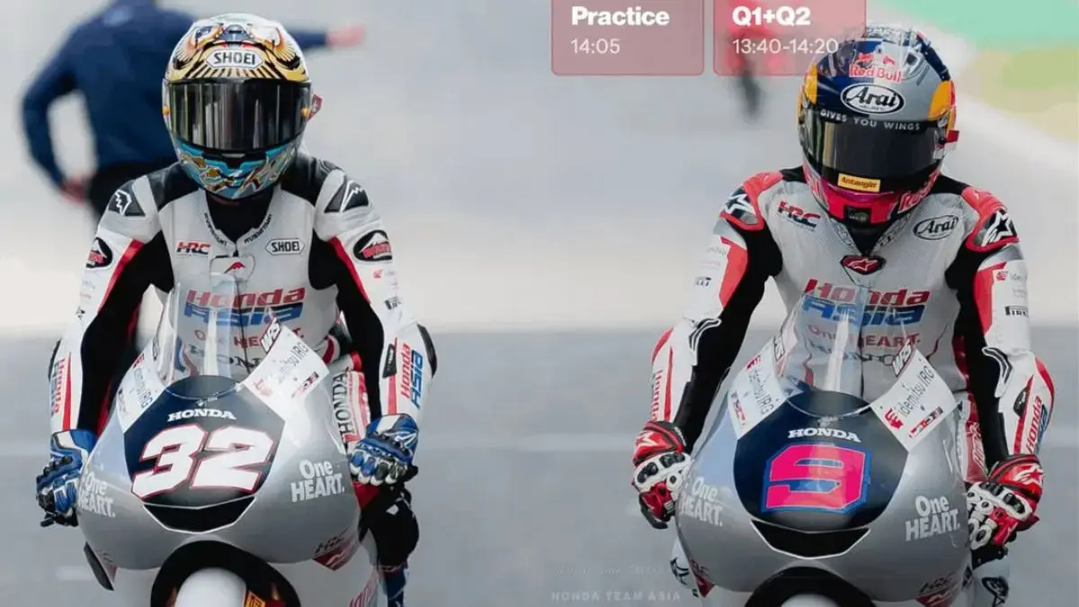 Veda Ega Pratama (kanan) menghadapi tekanan besar dari Brian Uriarte jelang Moto3 Italia 2026 di Sirkuit Mugello. (Honda Team Asia)