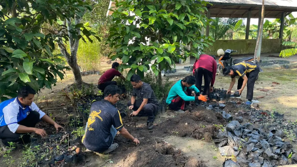 Dinas Lingkungan Hidup Sukamara gotong royong membersihkan dan mempersiapkan lokasi pusat olah organik. (FAUZIANNUR/RADAR SAMPIT)