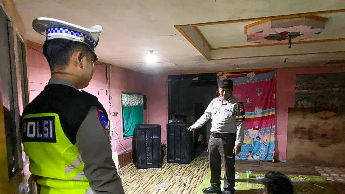 KAMTIBMAS: Personel Pamapta III Polres Seruyan menindak warga yang menyalakan musik suara keras tengah malam. FOTO: RIFANI/RADAR SAMPIT