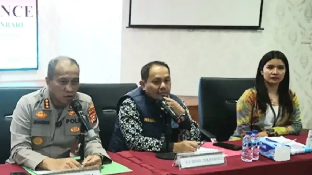 Kapolresta Pekanbaru Kombes Pol Muharman Arta (kiri) bersama Kepala BNN Kombes Pol Dr Wawan (tengah) memberi keterangan saat ekspos kasus narkoba di Mapolresta Pekanbaru, Selasa (26/5). (Evan Gunanzar/Riau Pos)