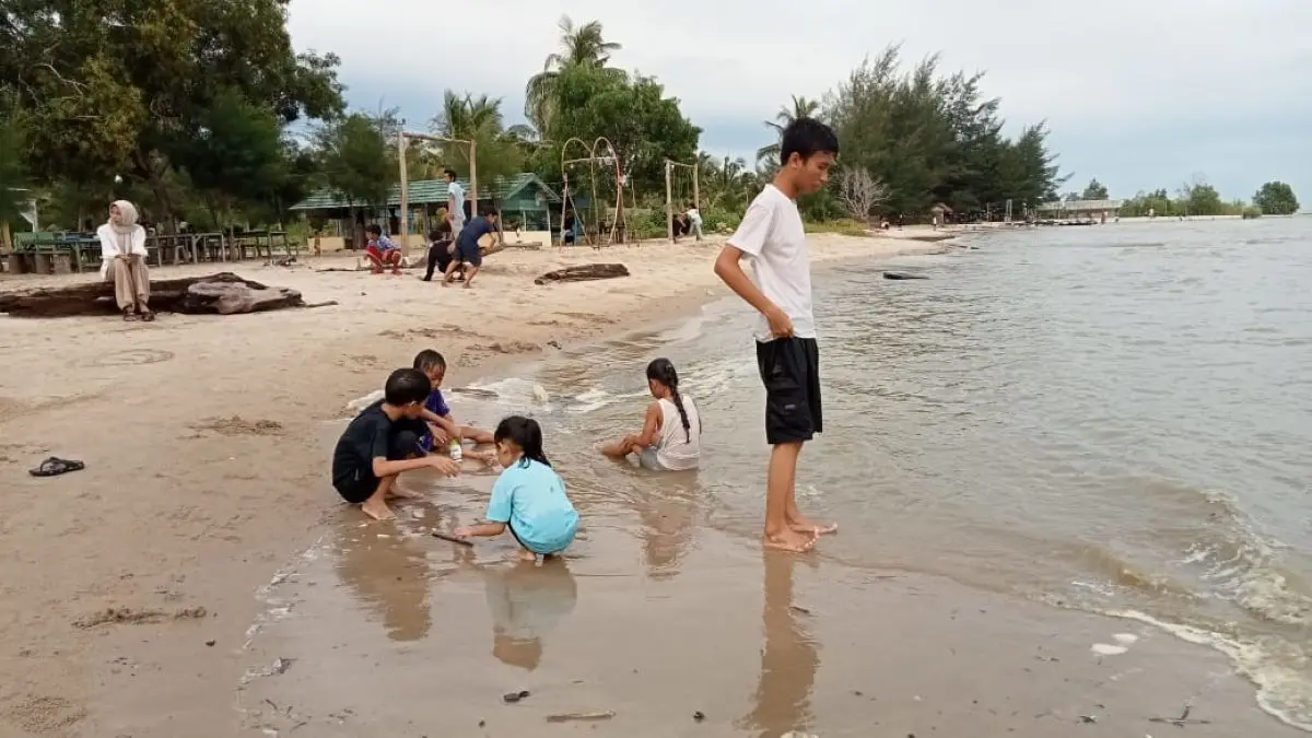 LIBURAN: Wisata pantai di Sukamara terlihat cukup ramai dikunjungi pasca Iduladha. FOTO: FAUZIANNUR/RADAR SAMPIT